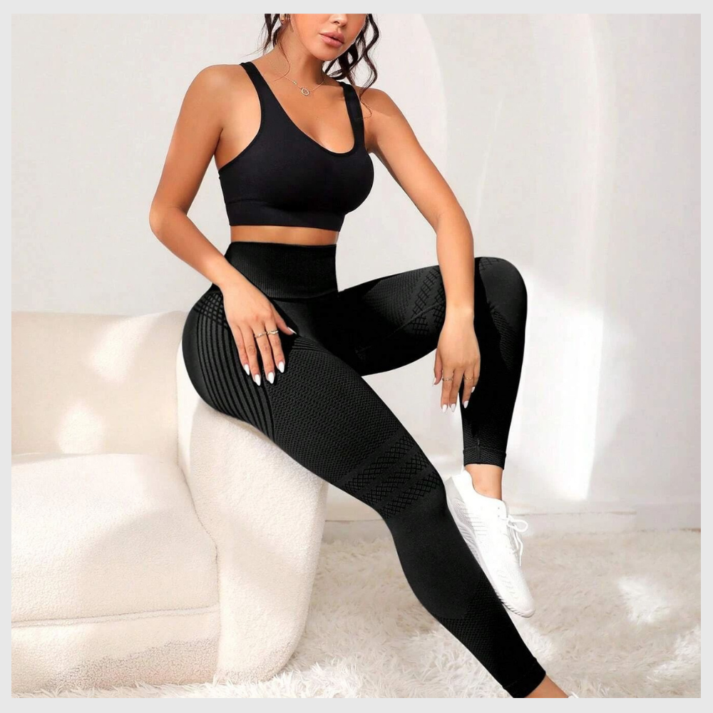 Femme assise portant le legging 3D sculptant noir Zafora, taille haute gainante et confortable